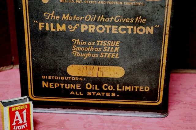 Early Veedol Neptune Extra Heavy 1 gal Motor Oil Tin