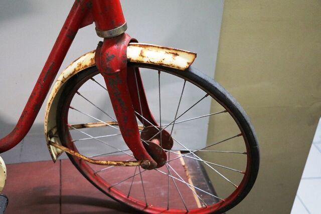 Early Vintage Childrenand39s Tricycle in Lovely Original Condition