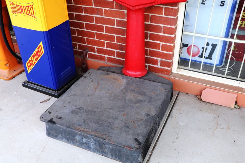 Large Vintage Avery Platform Scales