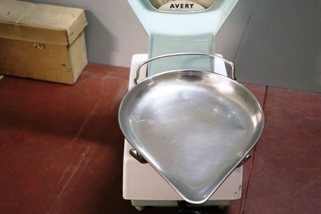 Retro Fan Shape AVERY Enamel Shop Scales 