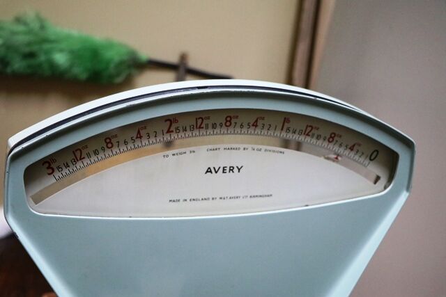 Retro Fan Shape AVERY Enamel Shop Scales 