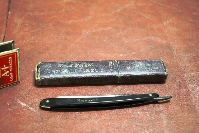 Vintage Bengall Straight Razor in Original Box