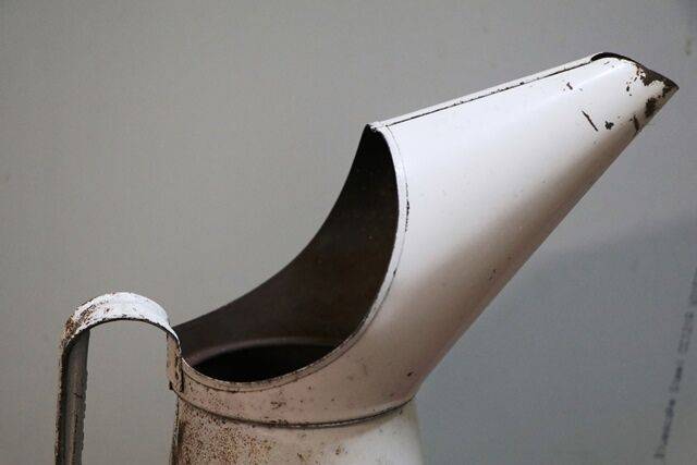 Vintage ShellBP Farm Service One Quart Pourer