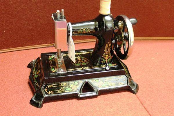 1993 Muller 19 Brimfield Sewing Machine With Original Box 