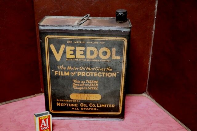 Early Veedol Neptune Extra Heavy 1 gal Motor Oil Tin