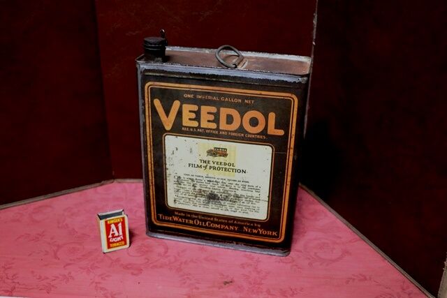 Early Veedol Neptune Extra Heavy 1 gal Motor Oil Tin
