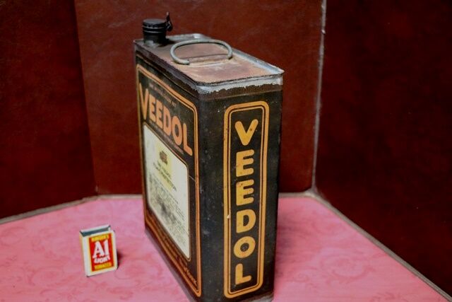 Early Veedol Neptune Extra Heavy 1 gal Motor Oil Tin