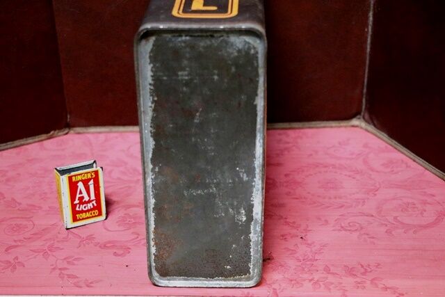 Early Veedol Neptune Extra Heavy 1 gal Motor Oil Tin
