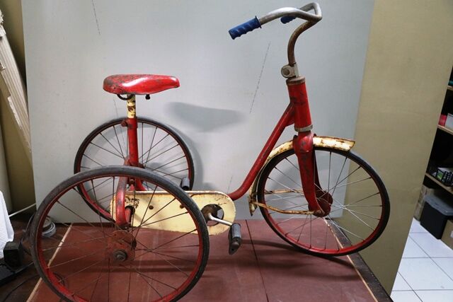 Early Vintage Childrenand39s Tricycle in Lovely Original Condition