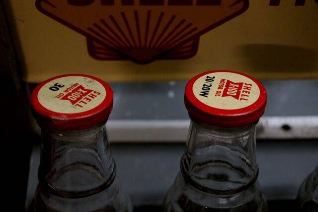 Superb Shell X100 Motor Oil 8 Bottle Rack 