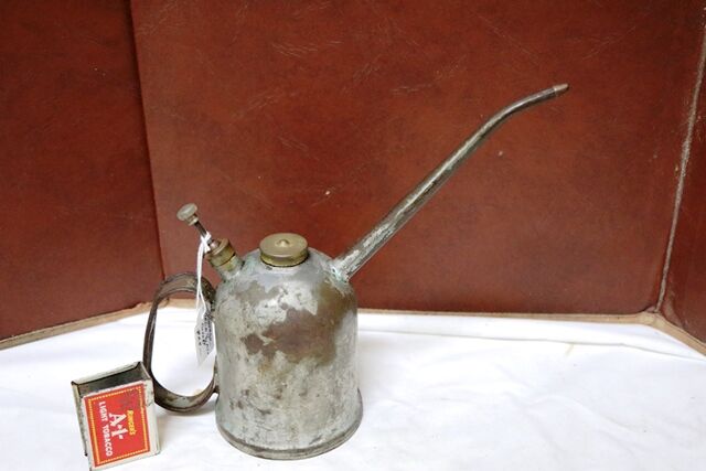 Vintage Aust  Rega 34 pint Button Pump Oiler