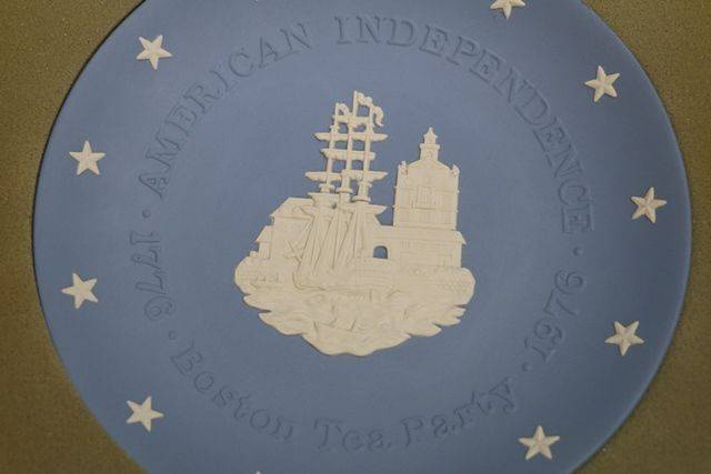 Vintage English Wedgwood 1976 Plate With Original Box 