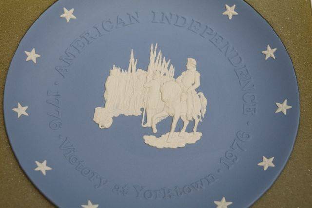 Vintage English Wedgwood 1976 Plate With Original Box 