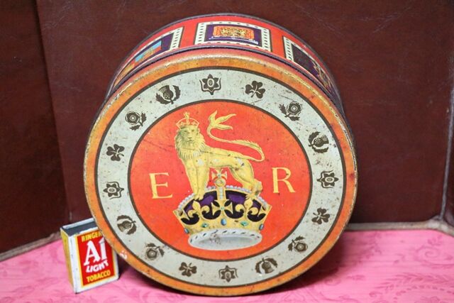 Vintage Lion on Crown ER 11 Tin by Peak Frean and Co