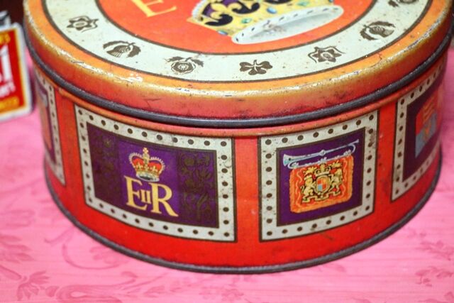 Vintage Lion on Crown ER 11 Tin by Peak Frean and Co