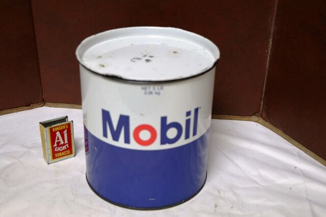 Vintage New Old Stock Mobil 5lb Grease Tin