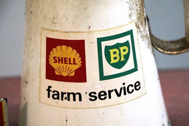 Vintage ShellBP Farm Service One Quart Pourer