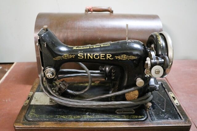 Vintage Singer ED788363 Electric Sewing Machine
