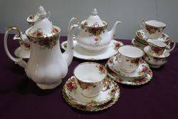 Royal Albert Old Country Roses 25 pieces Bone China Tea + Coffee 