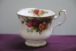 Royal Albert Old Country Roses 25 pieces Bone China Tea + Coffee 