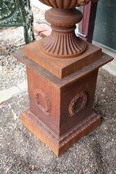 Dorchester Urn + Base In Cast Iron 