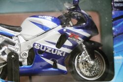 MAISTO Suzuki GSX R750 Scale 118